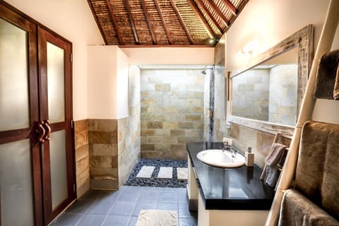 Deluxe Double or Twin Room | Bathroom amenities | Shower, towels