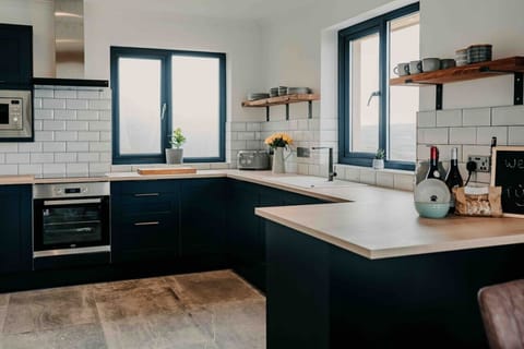 Ty Melyn Newgale – A closer look at our contemporary kitchen, designed for foodies and families alike – complete with oven, induction hob, and all the essentials.