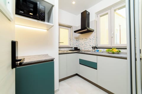 Deluxe Room, Non Smoking | Private kitchen | Full-size fridge, microwave, stovetop, toaster