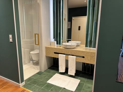 Junior Suite | Bathroom | Shower, hair dryer, bathrobes, towels