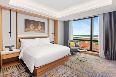 Deluxe Suite, 1 King Bed, Corner | Down comforters, minibar, in-room safe, desk