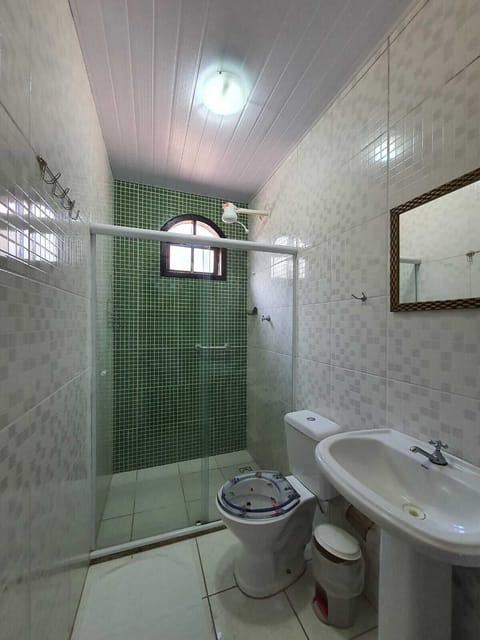 Quarto Triplo Superior | Bathroom | Towels, soap, shampoo, toilet paper