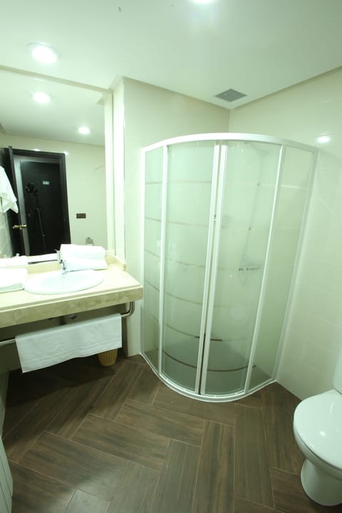 Premium Single Room | Bathroom | Combined shower/tub, free toiletries, hair dryer, towels