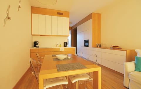 Apartment, 1 Bedroom (Querc) | Private kitchenette | Full-size fridge, microwave, stovetop, dishwasher