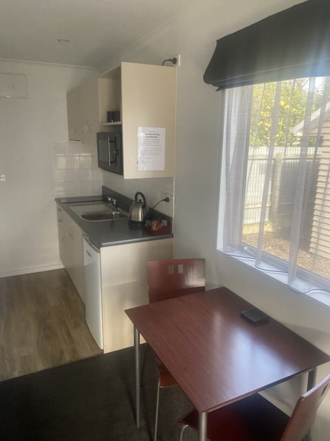 Business Studio | Private kitchen | Mini-fridge, microwave, stovetop, toaster