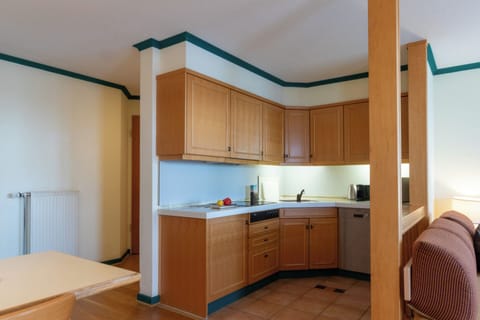 Penthouse | Private kitchen | Fridge, stovetop, cookware/dishes/utensils