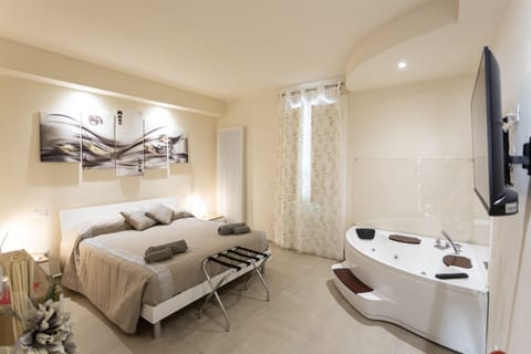Deluxe Double Room, 1 Bedroom | Hypo-allergenic bedding, down comforters, memory foam beds, free WiFi