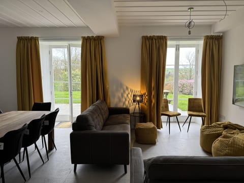 Apartment | Living area | Fireplace