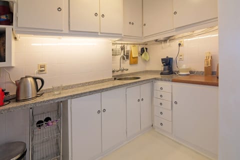 Family Apartment | Private kitchen | Fridge, microwave, oven, coffee/tea maker