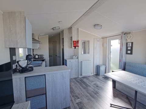 Chalet | Private kitchen | Fridge, microwave, oven, stovetop