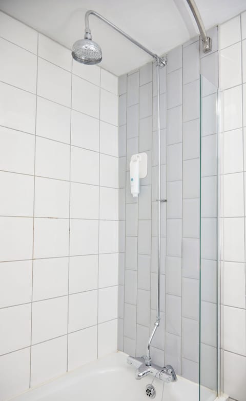 Combined shower/tub, free toiletries, hair dryer, towels