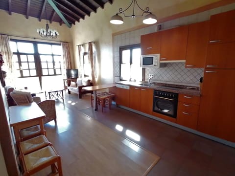 House Peña Villar | Private kitchen | Full-size fridge, microwave, oven, dishwasher