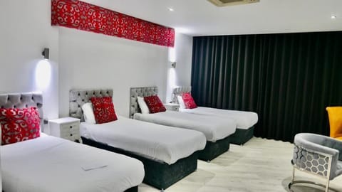 Quadruple Room | Desk, soundproofing, iron/ironing board, free WiFi