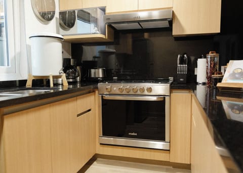 Business Apartment | Private kitchen | Fridge, oven, coffee/tea maker, dining tables