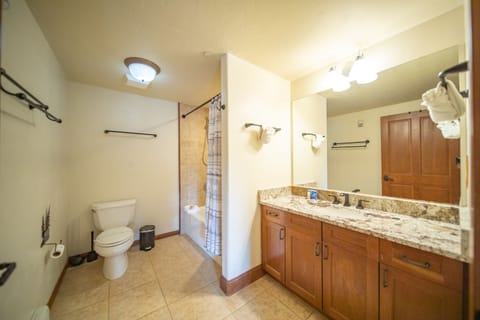 Deluxe Condo, 1 Bedroom, Balcony, Mountain View (Oro Grande 308) | Bathroom | Combined shower/tub, hair dryer, towels