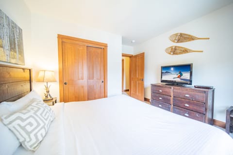 Deluxe Condo, 1 Bedroom, Balcony, Mountain View (Oro Grande 308) | 1 bedroom, individually decorated, individually furnished