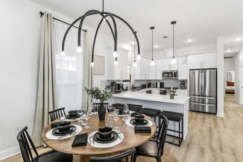 Enjoy your meal at the 6 seater dining table and the 4 seater breakfast counter.