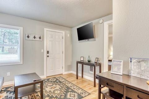 Kick back in this cozy, light-filled entryway with smart TV, modern decor & rustic charm—your relaxing home base just minutes from top attractions!