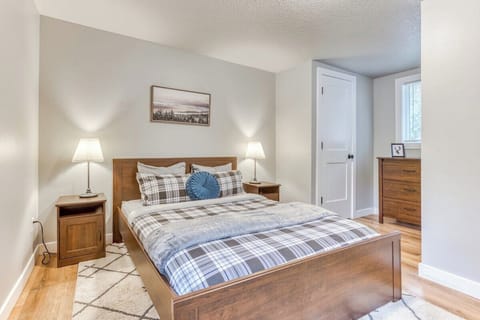 Unwind in a comfy queen bed with luxury linens—ideal for couples, solo travelers, or a restful retreat after a day of adventure.