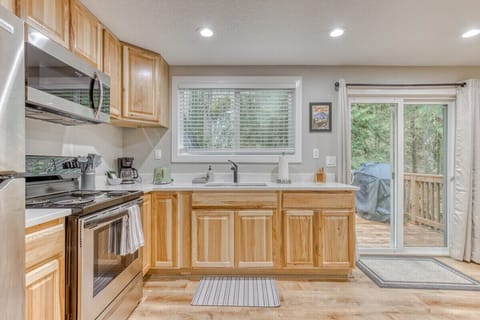 Enjoy cooking and dining in this bright, open kitchen! The perfect space to gather and create delicious meals.