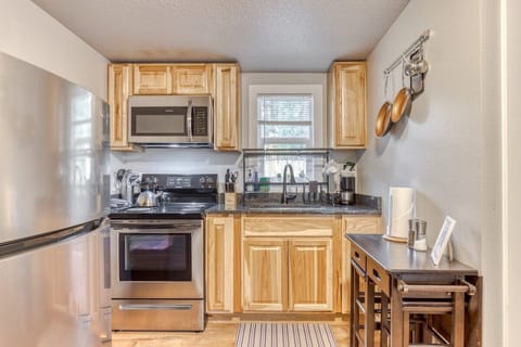 Full kitchen, endless meals! Ample space for easy meal prep throughout your stay.