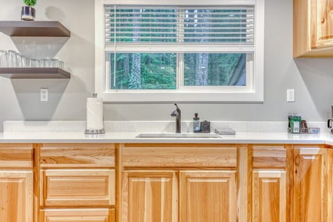 Sparkling clean-up! Our dishwashing area makes chores a breeze. Enjoy a tidy space effortlessly. 