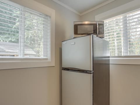 Keep your ingredients fresh in our convenient apartment-size fridge! Perfect for storing snacks and drinks during your stay.