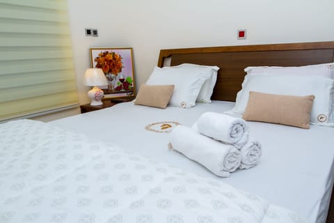 Deluxe | Premium bedding, down comforters, free WiFi