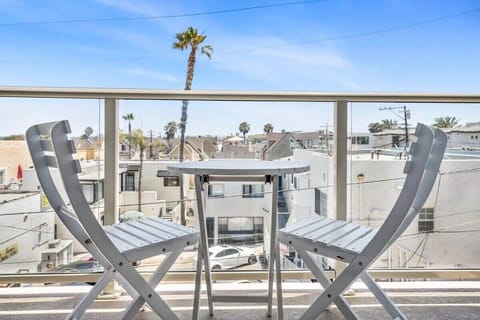 Beautiful spacious one-bedroom condo in the heart of Mission Beach. Partial ocean and bay view, escape to the sun , sand, and surf at our Mission Beach.