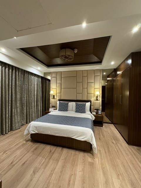 Deluxe Room, 1 King Bed | Minibar, in-room safe, desk, laptop workspace