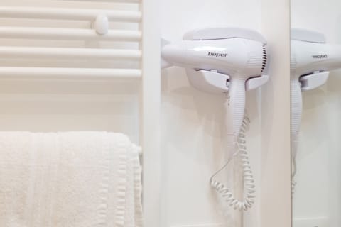 Superior Room | Bathroom | Shower, rainfall showerhead, free toiletries, hair dryer