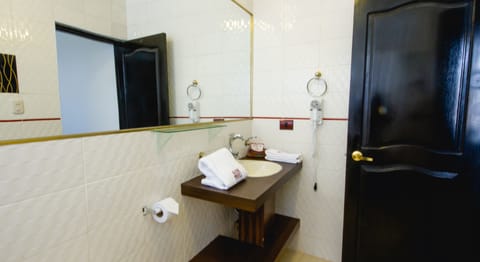 Standard Double Room | Bathroom | Hair dryer, towels, soap, shampoo