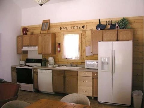 Standard Cabin, 3 Bedrooms, 2 Bathrooms | Private kitchen | Fridge, microwave, coffee/tea maker