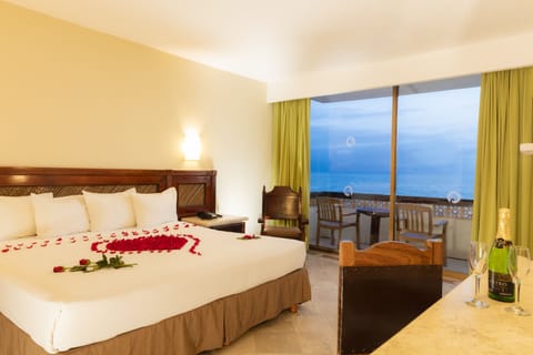 Ocean View with Balcony King Bed | In-room safe, desk, bed sheets, alarm clocks