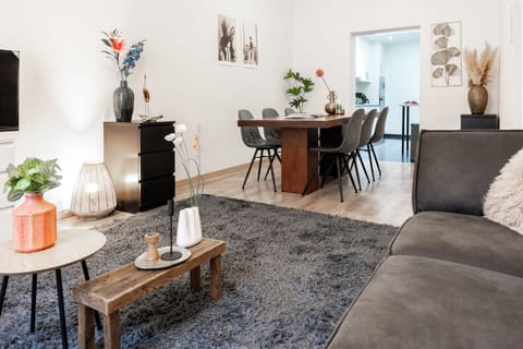 The heart of the home,  designed for relaxation and comfort. Geniet van een zelfgemaakte maaltijd in je privé appartement in Antwerpen, vlak bij het centrum.