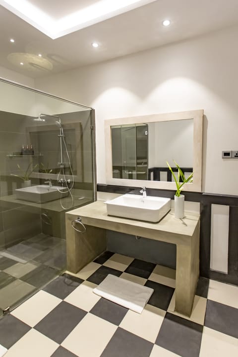 Standard Room | Bathroom | Shower, rainfall showerhead, free toiletries, hair dryer