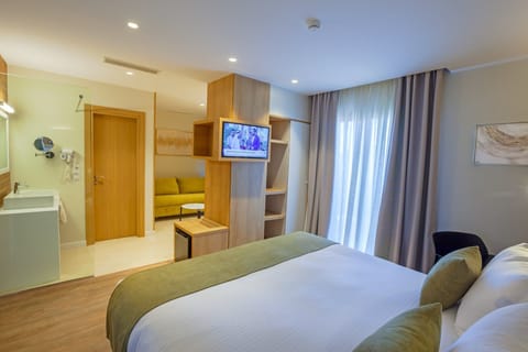 Standard Double or Twin Room | Premium bedding, minibar, in-room safe, laptop workspace