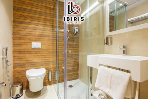 Standard Double or Twin Room | Bathroom | Shower, free toiletries, hair dryer, bidet