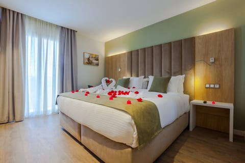 Standard Double or Twin Room | Premium bedding, minibar, in-room safe, laptop workspace