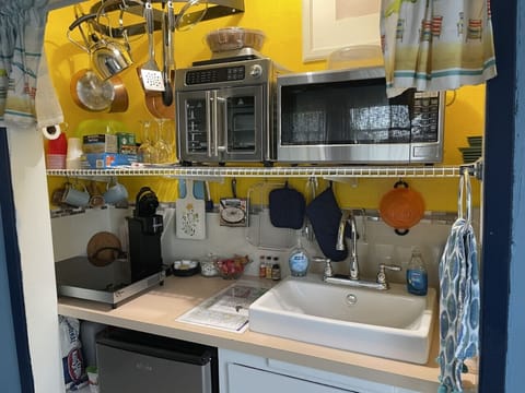 Upgraded Full Kitchenette