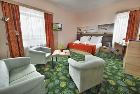 Junior Suite, 1 King Bed, Non Smoking | Hypo-allergenic bedding, minibar, in-room safe, desk