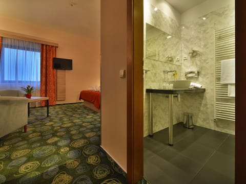 Junior Suite, 1 King Bed, Non Smoking | Hypo-allergenic bedding, minibar, in-room safe, desk