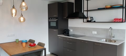 Full-size fridge, microwave, oven, stovetop