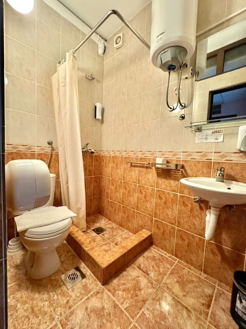 Comfort Studio | Bathroom | Shower, hair dryer, towels, toilet paper