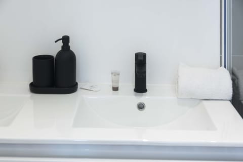 Classic Apartment | Bathroom | Towels, toilet paper