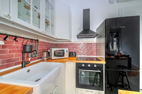 Family Apartment, 1 Bedroom (City Soul Apartment) | Private kitchen | Fridge, microwave, oven, stovetop