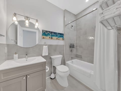 Premium Apartment | Bathroom | Free toiletries, hair dryer, towels, soap