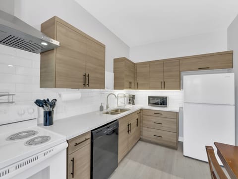 Premium Apartment | Private kitchen | Fridge, microwave, oven, stovetop