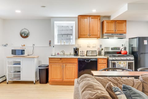 Apartment (2 Bedrooms) | Private kitchen | Microwave, oven, stovetop, cookware/dishes/utensils