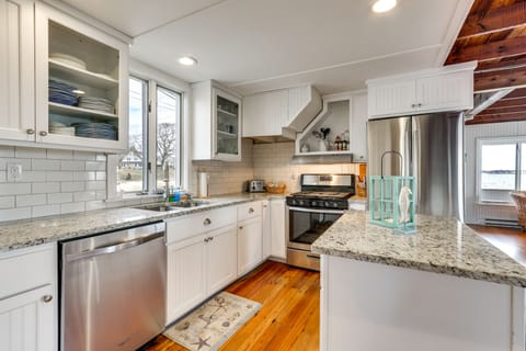 House (3 Bedrooms) | Private kitchen | Oven, stovetop, dishwasher, blender